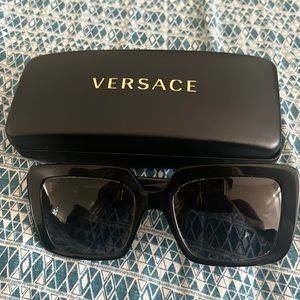 VERSACE Sunglass
VE4384B